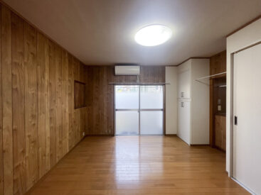 7.5帖の洋室は壁が板張り。