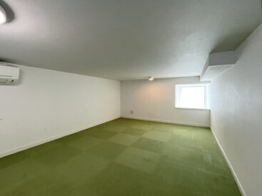 広さはありますが、高さはあまり無く。中腰での移動に。