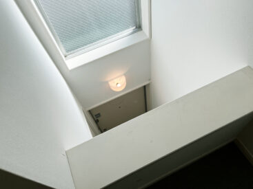 玄関とロフトに光取り入れる窓。