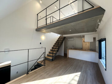 木×コンクリートの内装で出来た一室。