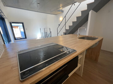 木のキッチン。コンロの下にはオープンな収納。