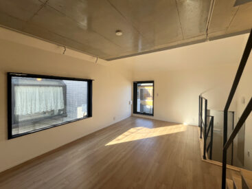 吹き抜けに仕切りのない空間で開放的。