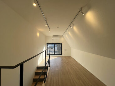 約13帖の広さ。南からの日差しが入ります。