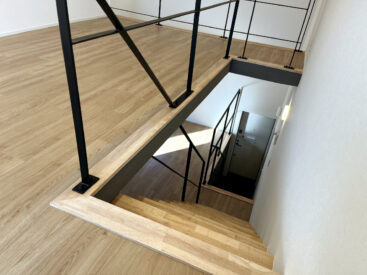 玄関と角フロアを繋ぐ階段。