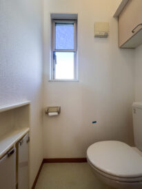 トイレにも2つ収納。ウォシュレットはついていません。