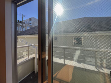 バルコニーは小さめ。陽当たりは良好。