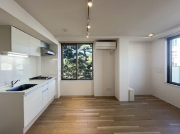 窓からのぞく緑が鮮やかな1LDKのお部屋。