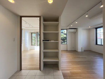 土間の玄関正面に収納。左右に寝室とLDK。