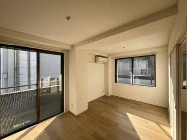 マットなフローリングと白い壁の内装。