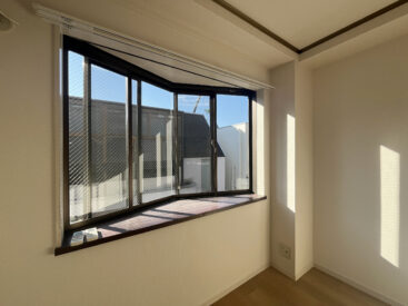 窓はかくかくとした出窓。