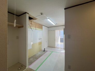 玄関からキッチンを見た様子。（キッチンは工事中）