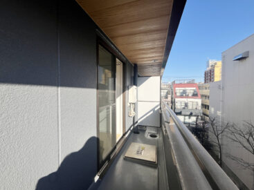 東向きのバルコニー。天井に木の存在があります。
