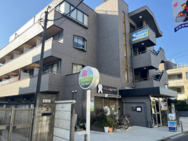 駅からは徒歩1分圏内。1階にはコンビニと歯医者が入っています。