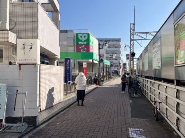 スーパーはマンションの裏手に。電車の音が流れる街です。