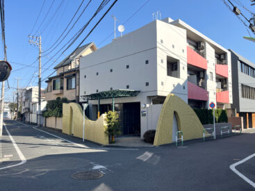 目を引くポップな外観。ドラマの舞台にもなったユーモアなマンションです。