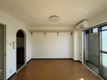 アーチと天井近くの棚がユニーク。