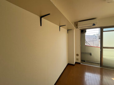 天井近くにある棚。いろんなものを飾ってみて。