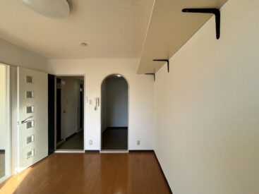 キッチンへは丸いアーチを通っていきます。