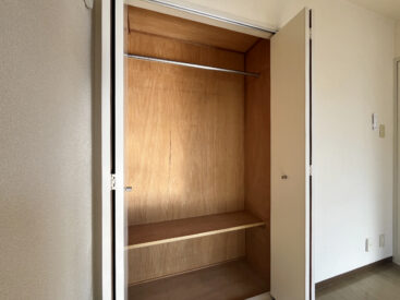 ハンガーがかけられる収納がひとつ。
