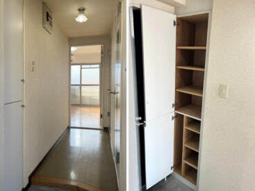 花が咲いたような照明が出迎える玄関。シューズボックスもひとつあります。