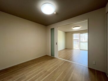 6帖の洋室は引き戸をあけて光と風を通しましょう。