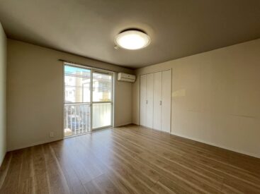 窓側のお部屋は8帖。