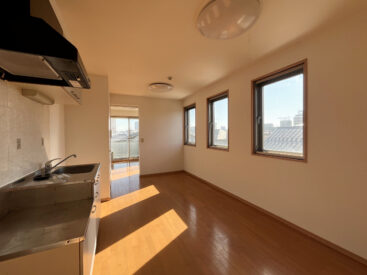 3個の窓からパキッと日差し。ダイニングキッチン。