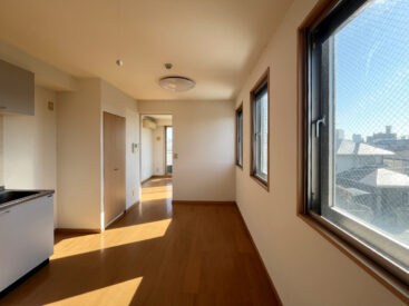 西側からの日差しがリズムよく室内に。