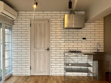 白いタイルがアクセント。