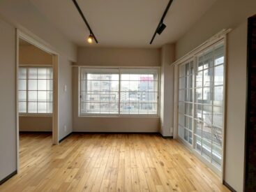 窓が多い1LDKのお部屋。