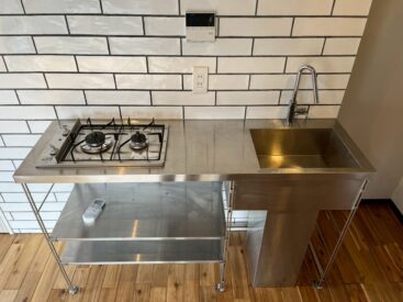 キッチンはコンパクトな二口コンロ。