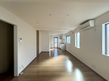 窓が並んだ開放的なリビング。