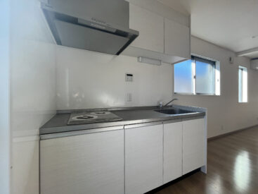 さっぱりとしたデザインのキッチン。IH2口コンロです。