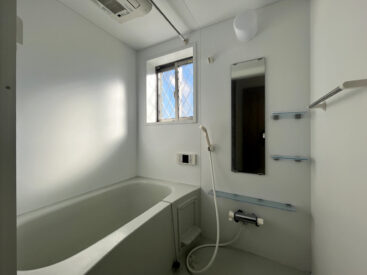 小窓から爽やかな風が入る浴室。