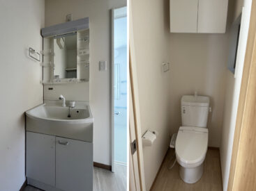 洗面台は浴室の横。トイレは玄関の先に。