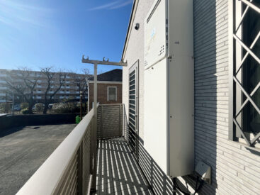 バルコニーは東向き。まっすぐ日差しが入ります。