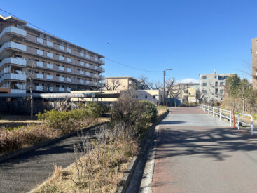 自然の多い開けた場所に物件があります。