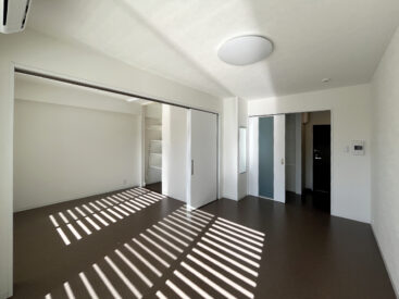 ユニークな日差しが落ちる室内。