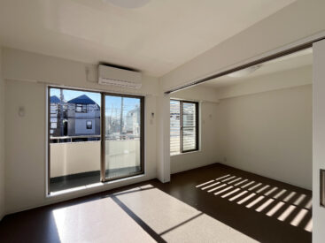 シャッターは上げることもできます。上げるとまた印象が変わる。