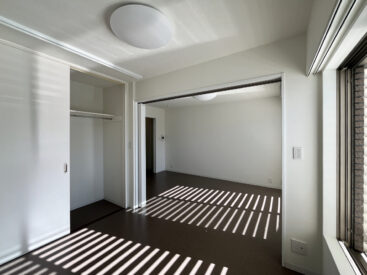 リビングダイニングと寝室。開け放して過ごすのがよさそう。