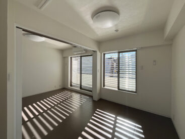 ブラインドのようなシャッターが、日差しと風を取り込みます。