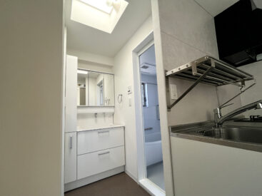 天窓から光が落ちる水まわり。