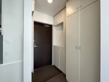 玄関まわり。さまざまなタイプの収納があり便利そう。