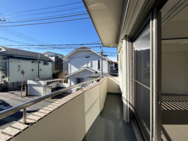 日差しがまっすぐと入るバルコニー。