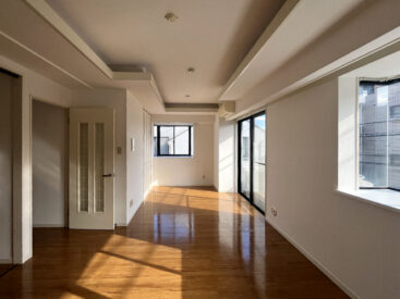 日差しと間接照明のすてきなリビング。