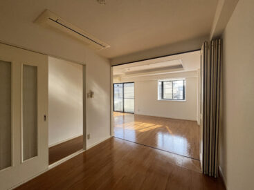 ジャバラ扉を開けば、キッチンだけの空間にも。