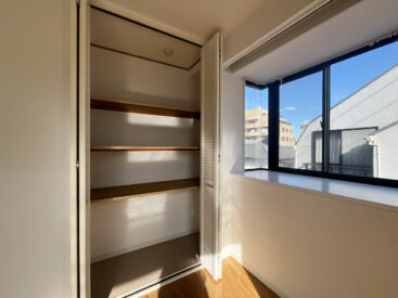 リビングの収納と出窓。