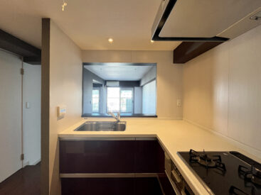 作業スペースは広いのにシンクとコンロまでが近い。