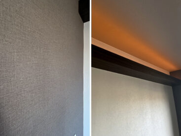 織物風の壁紙。天井付近には間接照明も。