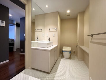 ホテルライクな洗面。トイレはオープンなタイプ。